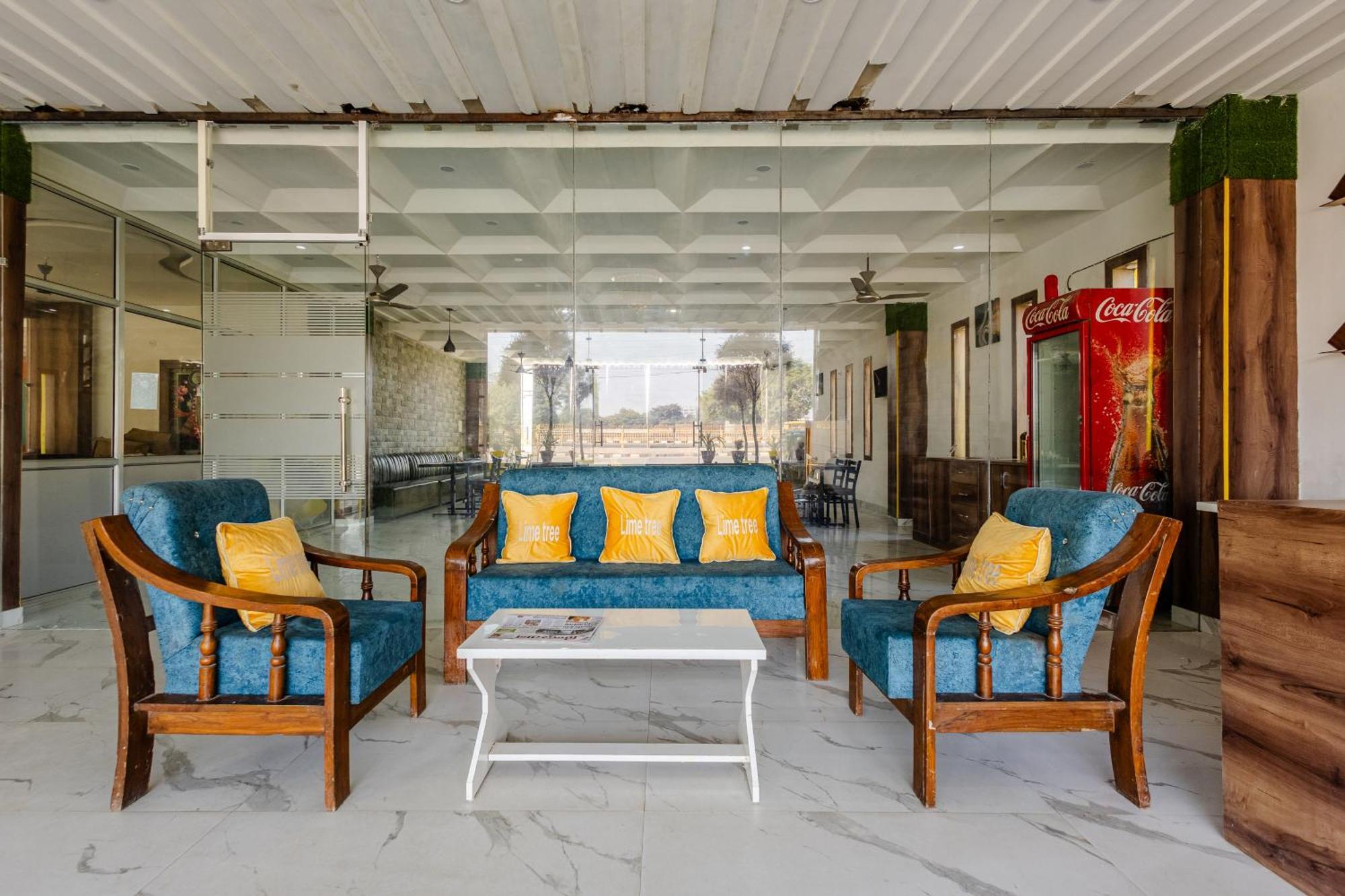 Lime Tree Hotel And Banquet Vrindāvan Esterno foto