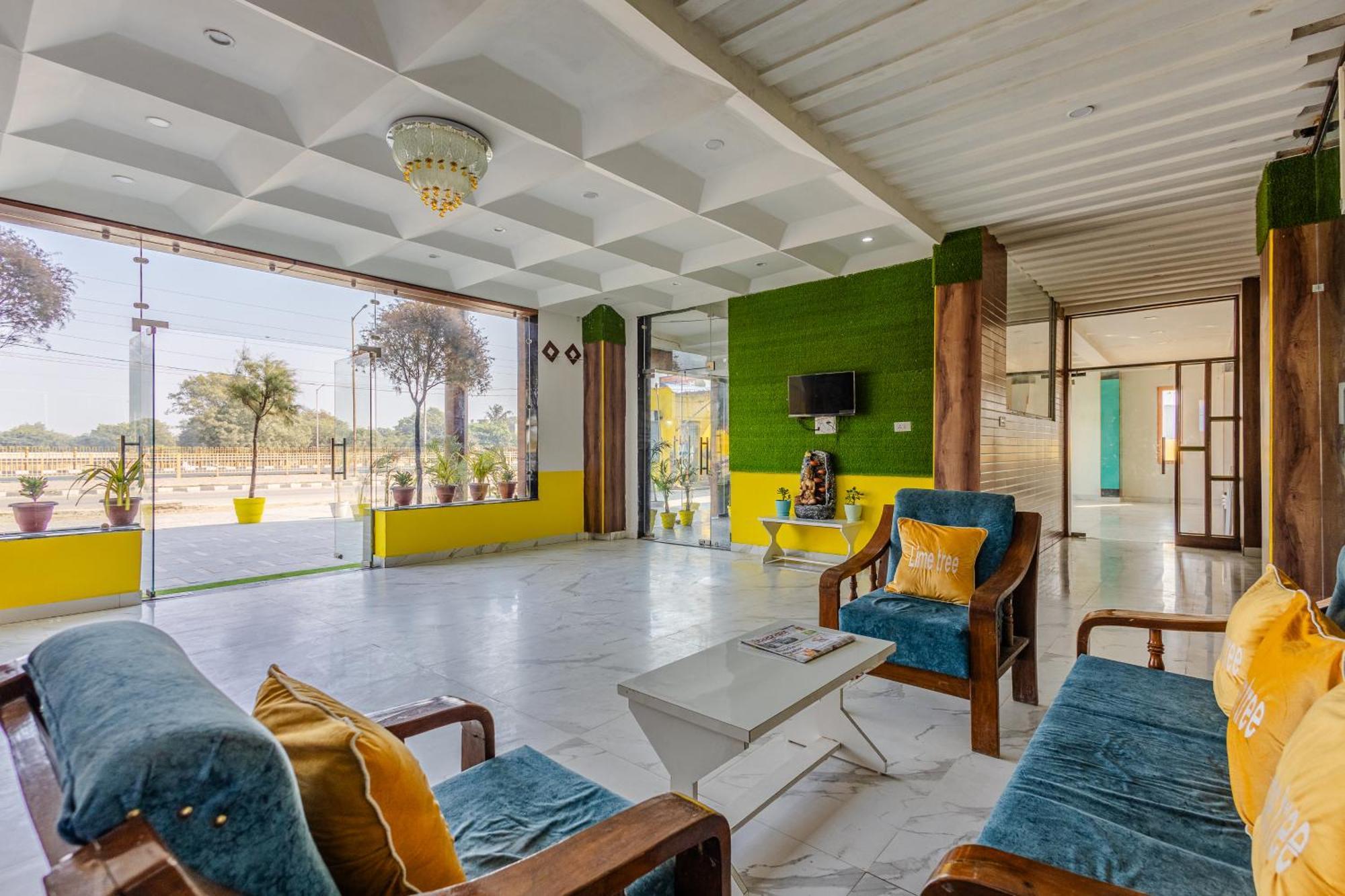 Lime Tree Hotel And Banquet Vrindāvan Esterno foto