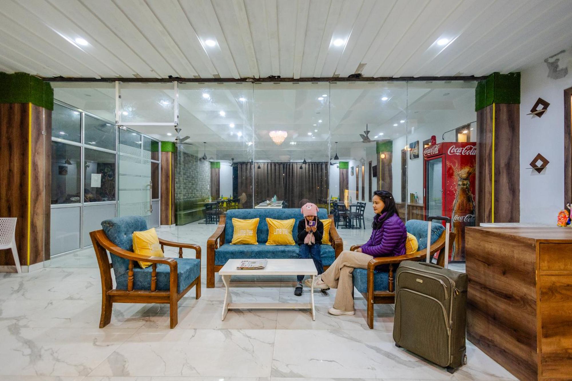 Lime Tree Hotel And Banquet Vrindāvan Esterno foto
