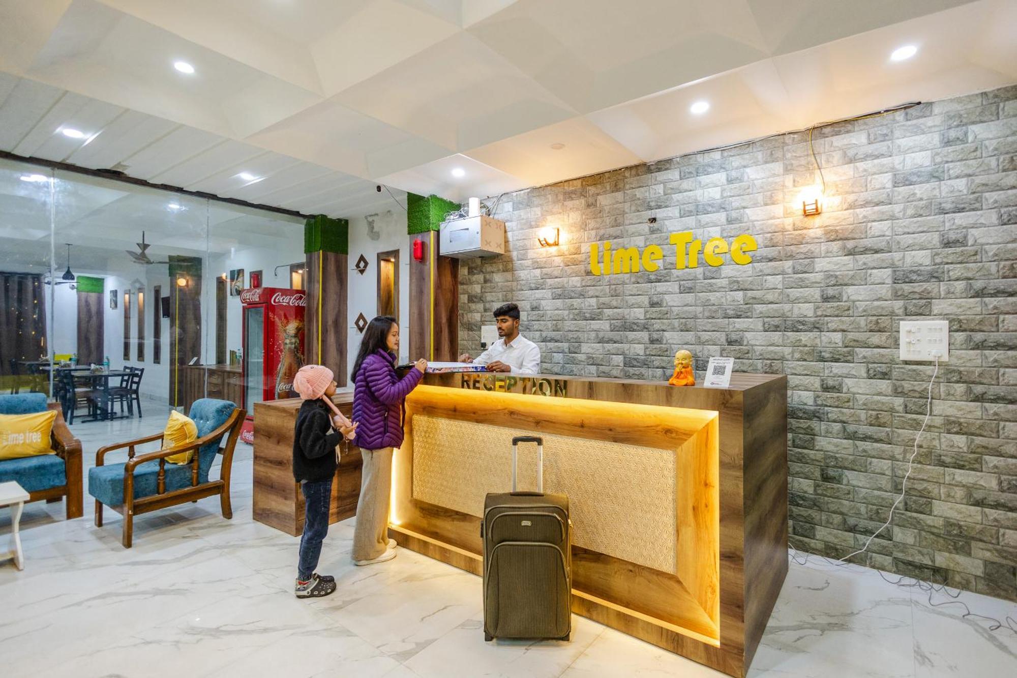 Lime Tree Hotel And Banquet Vrindāvan Esterno foto