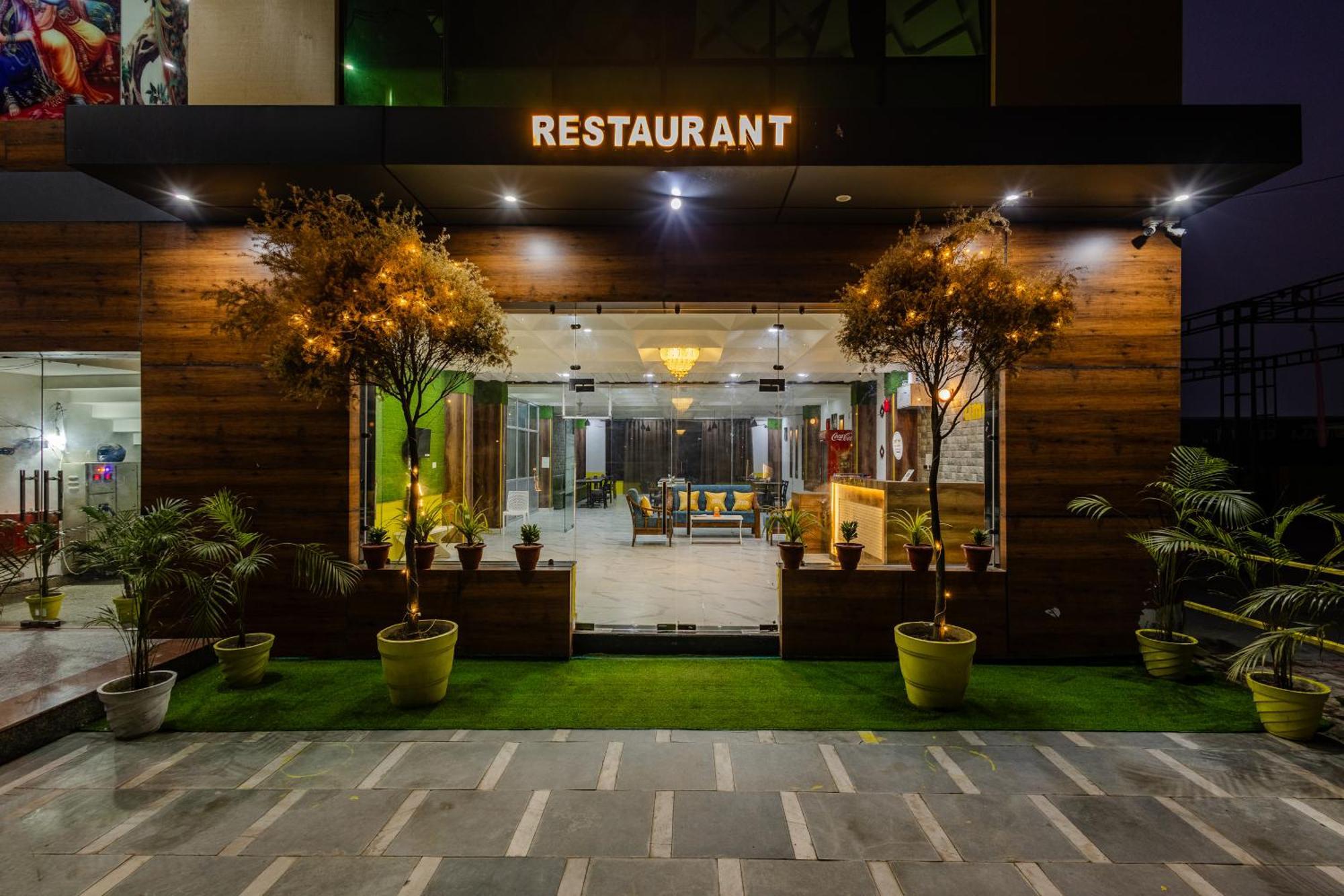 Lime Tree Hotel And Banquet Vrindāvan Esterno foto