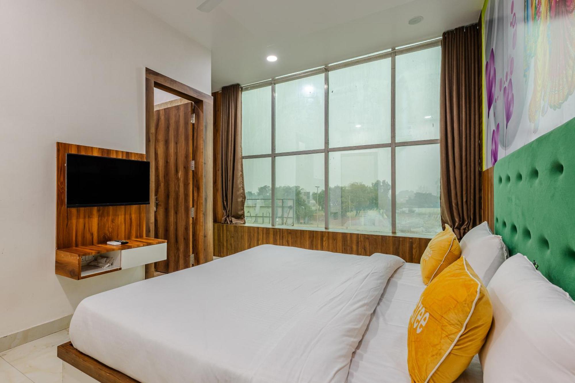 Lime Tree Hotel And Banquet Vrindāvan Esterno foto