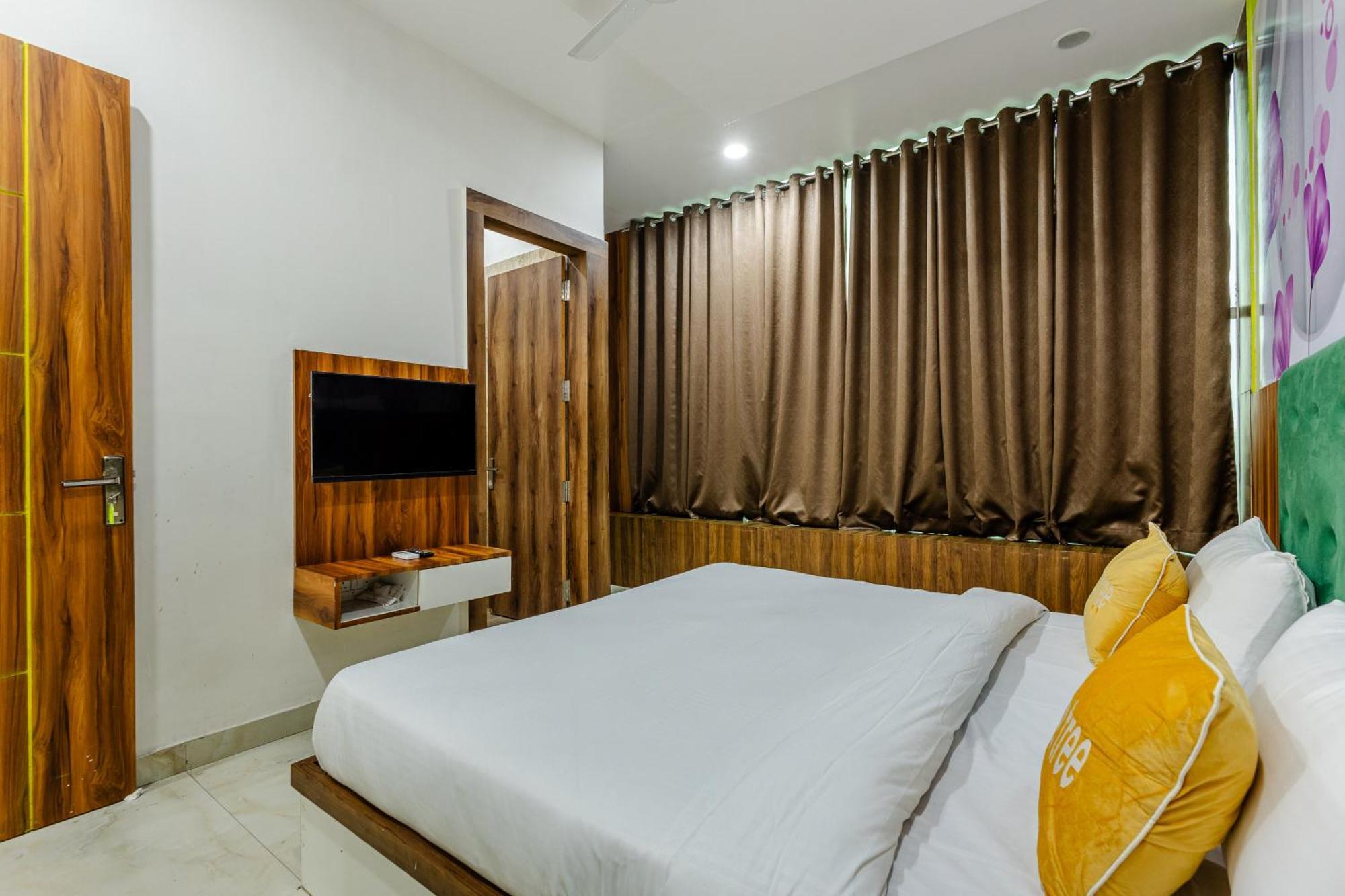 Lime Tree Hotel And Banquet Vrindāvan Esterno foto