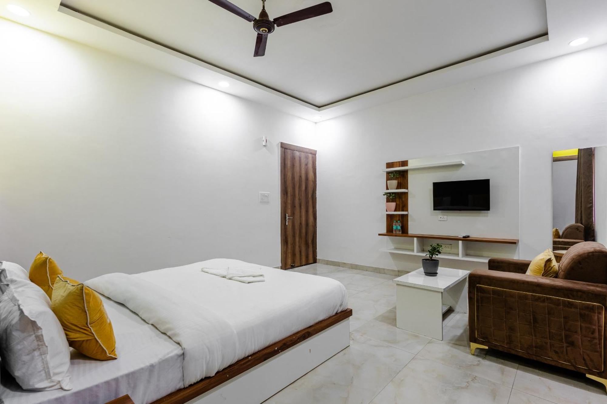 Lime Tree Hotel And Banquet Vrindāvan Esterno foto
